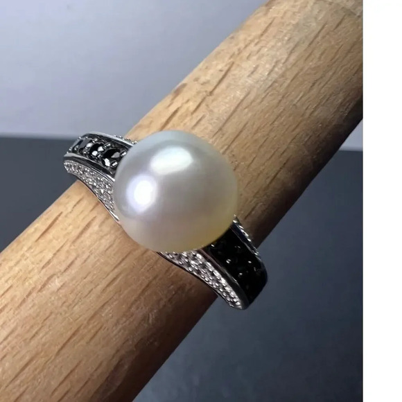 unknown Jewelry - White cultured pearl and black spinel sterling silver ring size 9